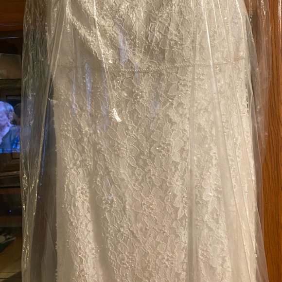 David's bridal gown worn once been cleaned. - Picture 11 of 14